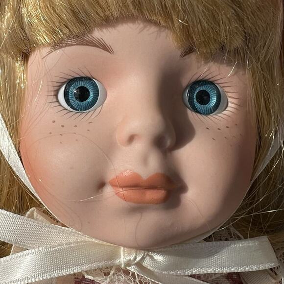 DYNASTY DOLL 17” musical porcelain collectible - Picture 12 of 12